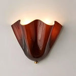 Cargar imagen en el visor de la Galería, Aplique de pared Bellina de cristal con diseño floral: lámpara de pared moderna de latón para dormitorio y pasillo.