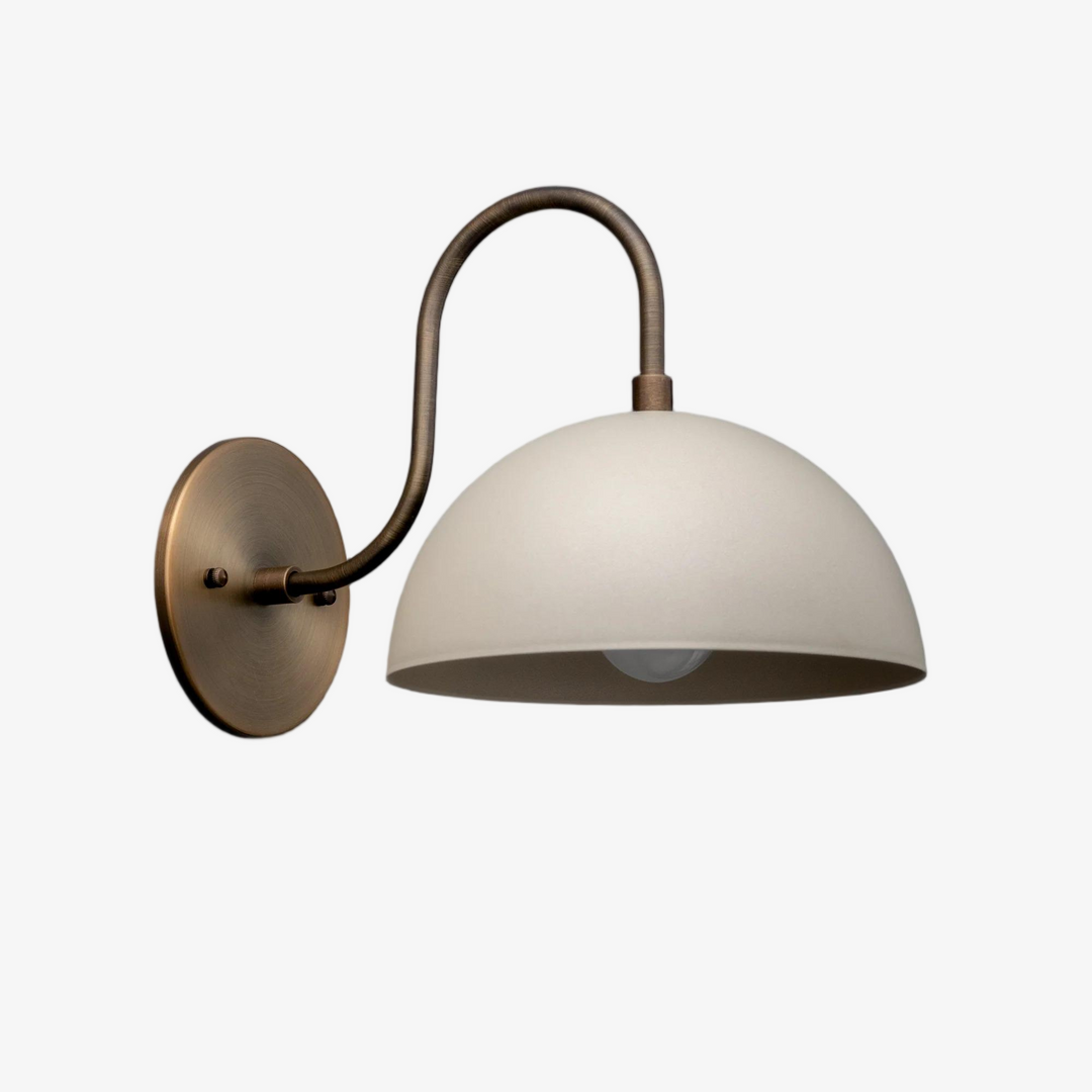 Aplique de pared industrial de metal Curva - Brazo curvo de latón - Luminaria de cúpula martillada