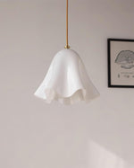 Cargar imagen en el visor de la Galería, Lámpara colgante Bellina – Forma fluida de vidrio en estilo minimalista para comedor