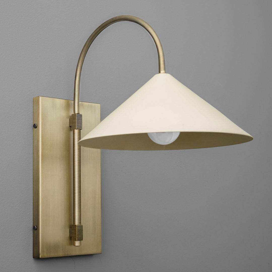 Aplique de pared minimalista de metal Conique: lámpara de arco de latón escultural para interiores modernos