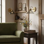 Charger l'image dans la visionneuse de galerie, Applique murale globe à bras courbé Aurenza – Lampe murale industrielle moderne pour salle de bain, chambre et couloir