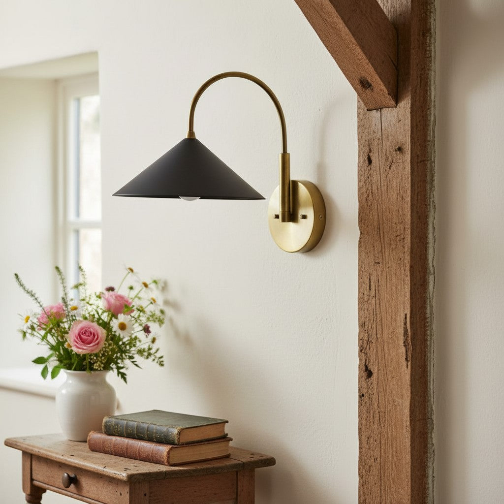 Aplique de pared vintage de metal Curva: elegante pantalla cónica para dormitorios