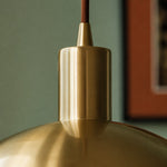Bild in Gallery-Viewer laden, Close view of brass pendant stem and ceiling connection