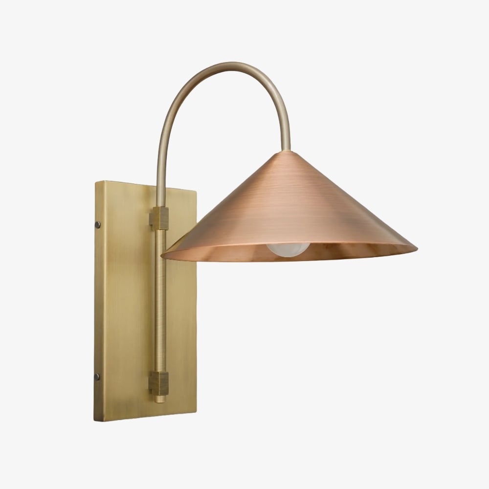 Aplique de pared minimalista de metal Conique: lámpara de arco de latón escultural para interiores modernos