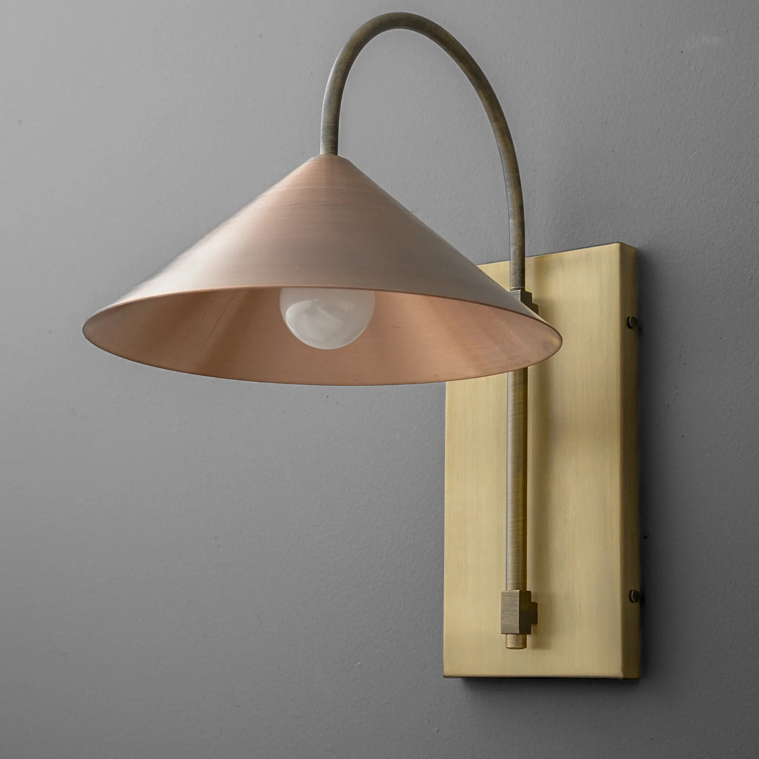 Aplique de pared minimalista de metal Conique: lámpara de arco de latón escultural para interiores modernos