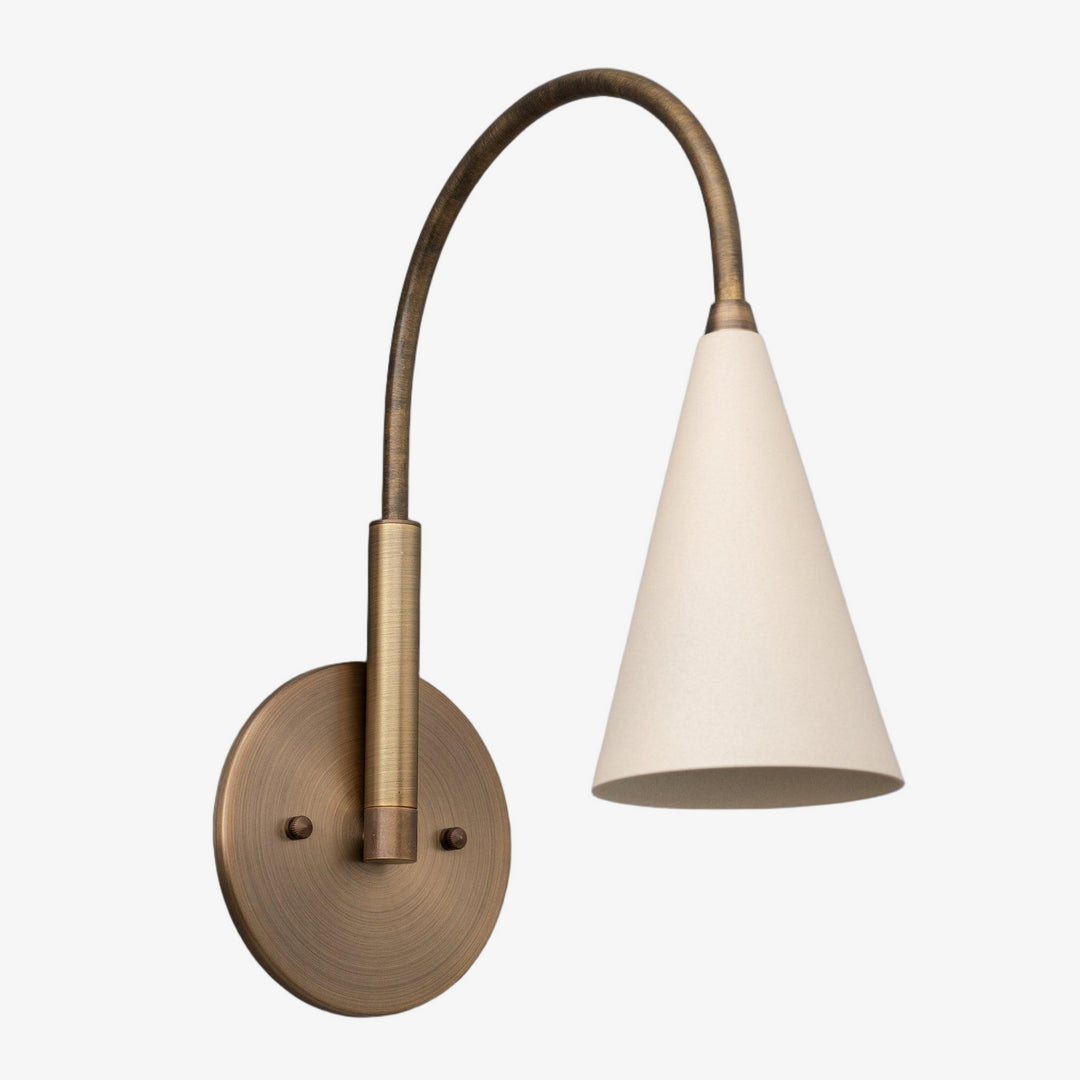 Aplique de pared vintage de metal Curva: elegante pantalla cónica para dormitorios