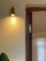 Cargar imagen en el visor de la Galería, Lámpara de Pared Industrial para Exterior – Aplique Impermeable con Forma de Campanilla