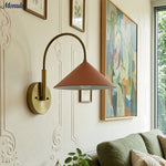 Charger l'image dans la visionneuse de galerie, Applique murale Curva à abat-jour conique incurvé - Élégance vintage pour chambre à coucher