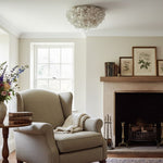 Charger l'image dans la visionneuse de galerie, Plafonnier décoratif Lumica à pétales de capiz superposés – Lampe encastrée décorative pour chambre ou hall d'entrée