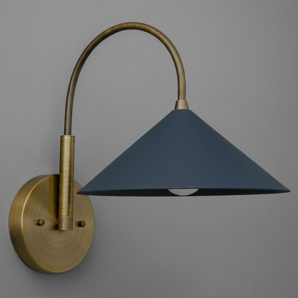 Aplique de pared vintage de metal Curva: elegante pantalla cónica para dormitorios