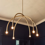 Charger l'image dans la visionneuse de galerie, Lustre à arc Borvia – Design moderne du milieu du siècle, finition champagne