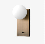 Charger l'image dans la visionneuse de galerie, Applique murale Metio Dome en laiton, style milieu de siècle moderne – Un éclairage polyvalent pour les espaces de vie