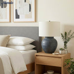 Charger l'image dans la visionneuse de galerie, Lampe de table Ceruna à base en céramique texturée avec abat-jour en tissu - Éclairage moderne de chevet pour chambre à coucher