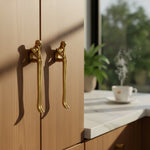 Bild in Gallery-Viewer laden, Verlitho Statement Schrankgriff - Galerie-inspirierte Beschläge für Wohnkultur