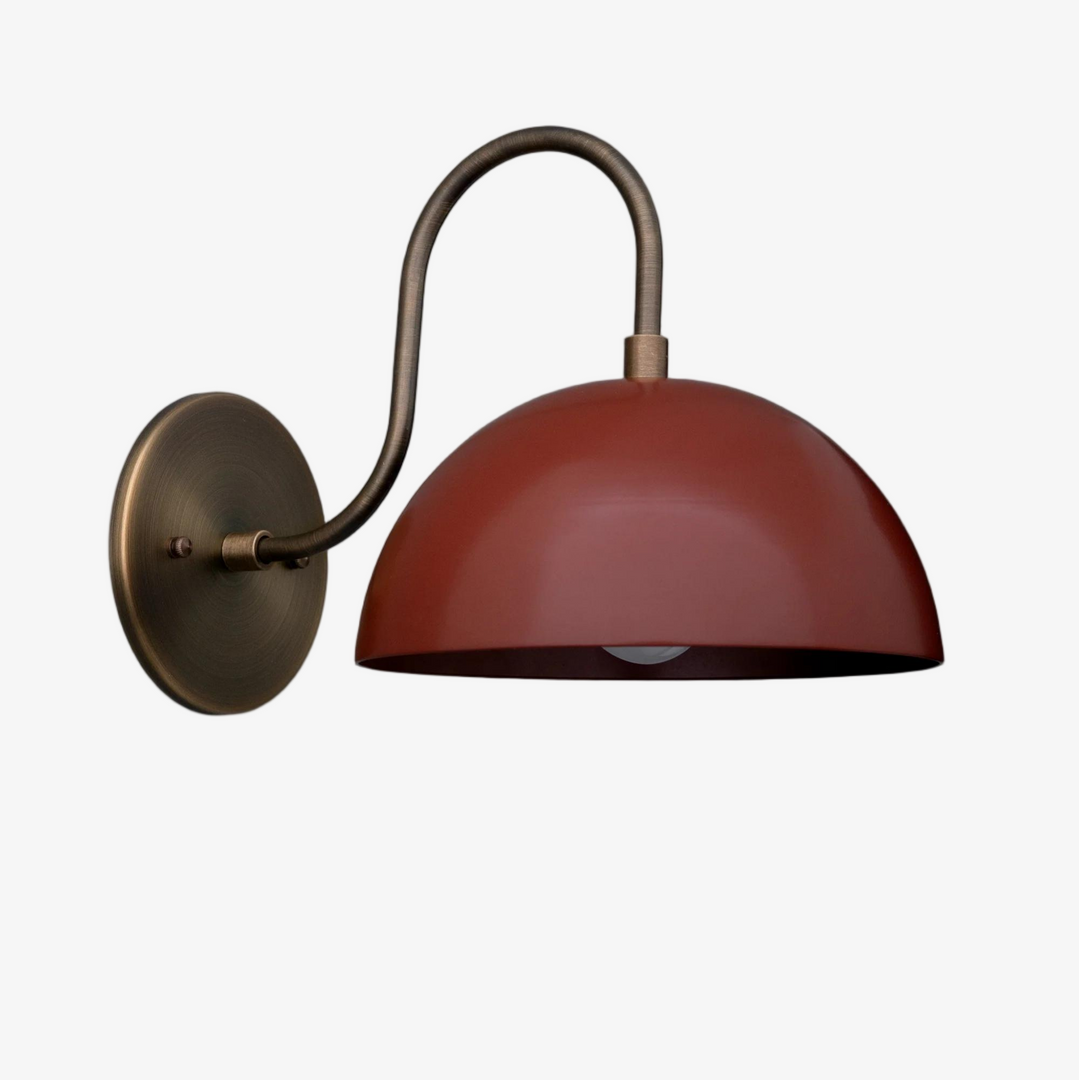 Aplique de pared industrial de metal Curva - Brazo curvo de latón - Luminaria de cúpula martillada