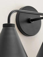 Cargar imagen en el visor de la Galería, Aplique de pared cónico Korvi: diseño retro cónico en negro o latón
