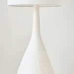 Cargar imagen en el visor de la Galería, Lámpara de pie moderna de cerámica orgánica Lumera - Forma escultórica asimétrica y luz ambiental para dormitorio