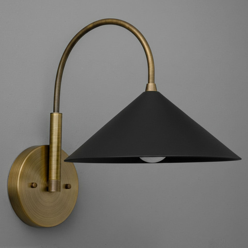 Aplique de pared vintage de metal Curva: elegante pantalla cónica para dormitorios
