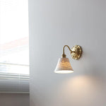 Charger l'image dans la visionneuse de galerie, Applique murale en céramique nervurée Curvona avec bras incurvé - Luminaire d'intérieur moderne pour chambre, salon et couloir