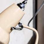 Charger l'image dans la visionneuse de galerie, Lampe de table mini Modryx – Base pyramide design classique héritage pour la maison