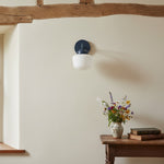 Cargar imagen en el visor de la Galería, Pantalla elegante de cristal opalino con luz ambiental suave para una iluminación con estilo en baños y pasillos.