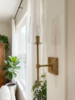 Cargar imagen en el visor de la Galería, Aplique de vidrio transparente Derlina: elegante aplique para tocador individual o triple