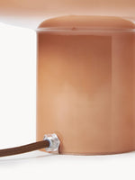 Cargar imagen en el visor de la Galería, Lámpara de cristal opalino minimalista Coloria: iluminación suave para el dormitorio