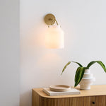 Charger l'image dans la visionneuse de galerie, Applique minimaliste Hanton – Applique vintage en verre laiteux et accents métalliques