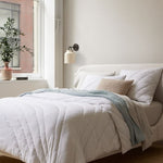 Charger l'image dans la visionneuse de galerie, Applique murale minimaliste Hanton – Applique en verre lait vintage avec accent en métal