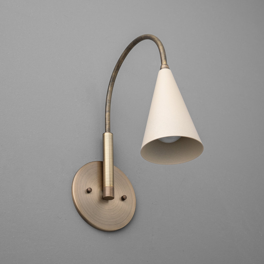 Aplique de pared vintage de metal Curva: elegante pantalla cónica para dormitorios