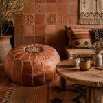 Cargar imagen en el visor de la Galería, brown Moroccan pouf room scene