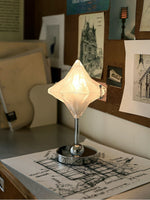 Charger l'image dans la visionneuse de galerie, Lampe de table Art Déco Star – Luminaire en verre dépoli pour chambres modernes – Astris Lyra