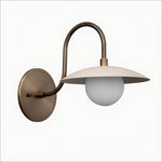 Cargar imagen en el visor de la Galería, Aplique de pared de latón arqueado Curva: elegante lámpara de metal para interiores modernos