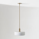 Charger l'image dans la visionneuse de galerie, Suspension contemporaine minimaliste et élégante Cerova – Abat-jour en porcelaine ivoire pour îlot de cuisine et chambre