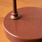 Charger l'image dans la visionneuse de galerie, Lampe de table avec abat-jour en rotin tressé à la main et structure métallique courbée
