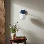 Cargar imagen en el visor de la Galería, Pantalla elegante de cristal opalino con luz ambiental suave para una iluminación con estilo en baños y pasillos.