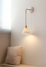 Cargar imagen en el visor de la Galería, Aplique de pared Curvona con pantalla de cerámica acanalada y brazo curvo: iluminación interior moderna de estilo rústico para dormitorio, sala de estar, pasillo o baño.