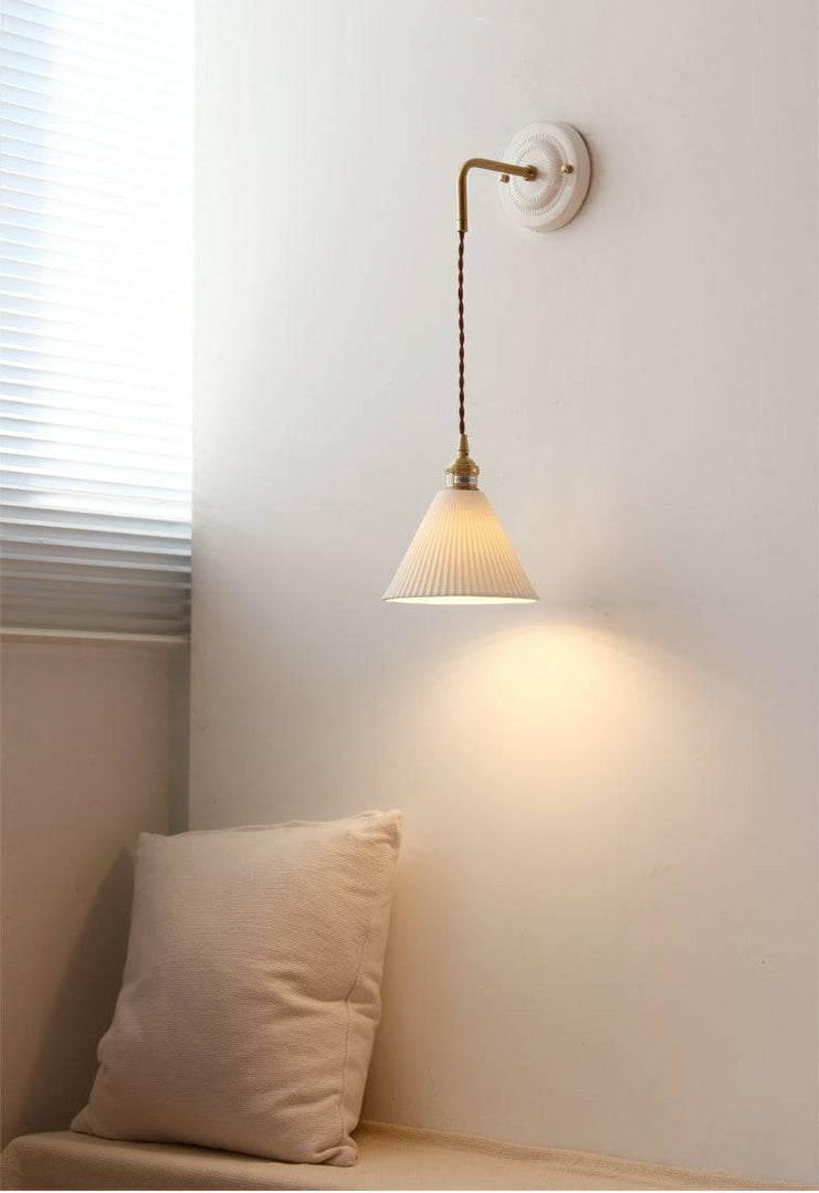 Aplique de pared Curvona con pantalla de cerámica acanalada y brazo curvo: iluminación interior moderna de estilo rústico para dormitorio, sala de estar, pasillo o baño.