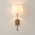 Charger l'image dans la visionneuse de galerie, Applique murale Atticus avec abat-jour en tissu - Lampe murale moderne en laiton pour chambre et couloir