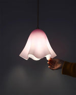 Cargar imagen en el visor de la Galería, Lámpara colgante Bellina – Forma fluida de vidrio en estilo minimalista para comedor