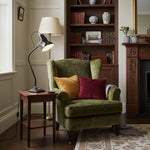 Charger l'image dans la visionneuse de galerie, Lampe de table mini Modryx – Base pyramide design classique héritage pour la maison