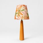 Cargar imagen en el visor de la Galería, Lámpara de mesa de cerámica con tela floral Liberty y base naranja hecha a mano