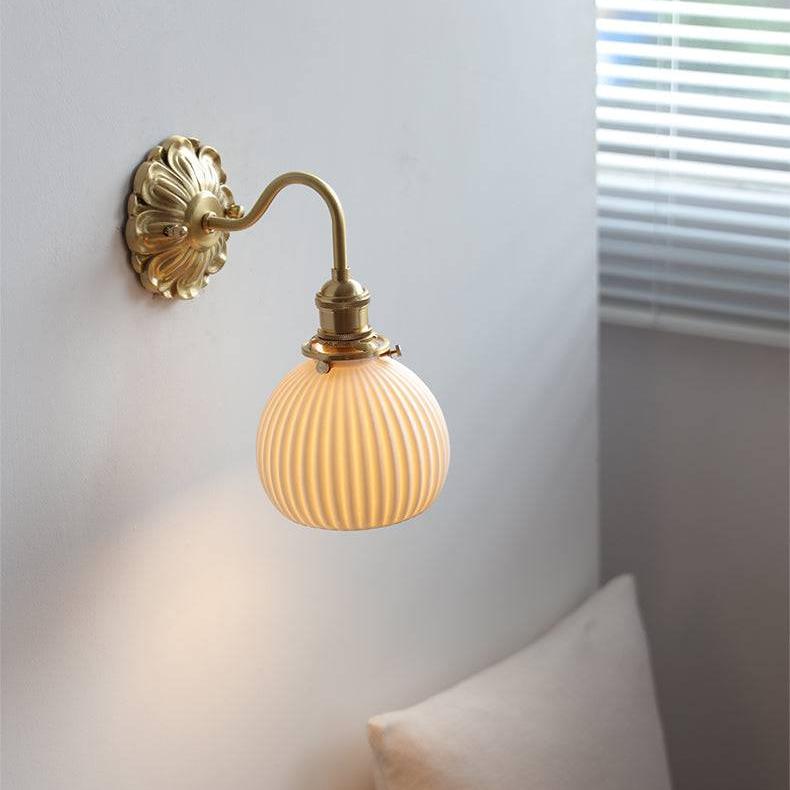 Applique murale en céramique nervurée Curvona avec bras incurvé - Luminaire d'intérieur moderne pour chambre, salon et couloir