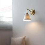 Charger l'image dans la visionneuse de galerie, Applique murale en céramique nervurée Curvona avec bras incurvé - Luminaire d'intérieur moderne pour chambre, salon et couloir
