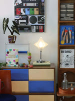 Charger l'image dans la visionneuse de galerie, Lampe de table Art Déco Star – Luminaire en verre dépoli pour chambres modernes – Astris Lyra