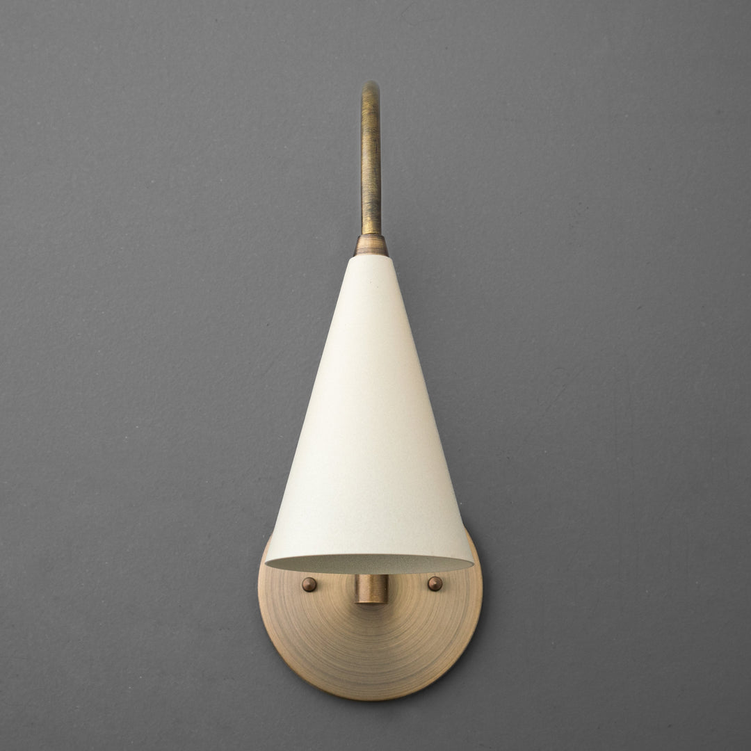 Aplique de pared vintage de metal Curva: elegante pantalla cónica para dormitorios