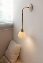 Cargar imagen en el visor de la Galería, Aplique de pared Curvona con pantalla de cerámica acanalada y brazo curvo: iluminación interior moderna de estilo rústico para dormitorio, sala de estar, pasillo o baño.
