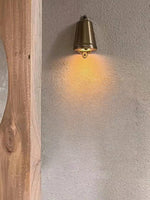 Cargar imagen en el visor de la Galería, Lámpara de Pared Industrial para Exterior – Aplique Impermeable con Forma de Campanilla