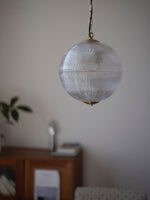 Charger l'image dans la visionneuse de galerie, Suspension Globe en verre strié – Plafonnier Globe vintage au look moderne et élégant