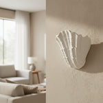 Charger l'image dans la visionneuse de galerie, Applique murale Seavira à texture coquillage organique - Applique moderne en plâtre pour salon et entrée